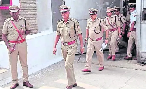 కేంద్ర కారాగారంలో డీజీపీ తనిఖీ   