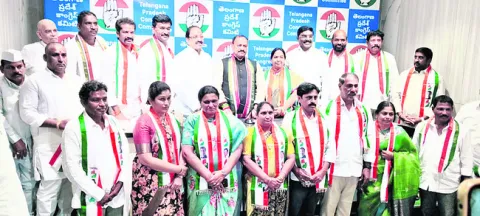 కాంగ్రెస్‌లో చేరిన ఐదుగురు కార్పొరేటర్లు