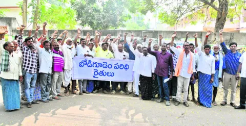 మా భూముల కోసం ప్రాణాలైనా అర్పిస్తాం 