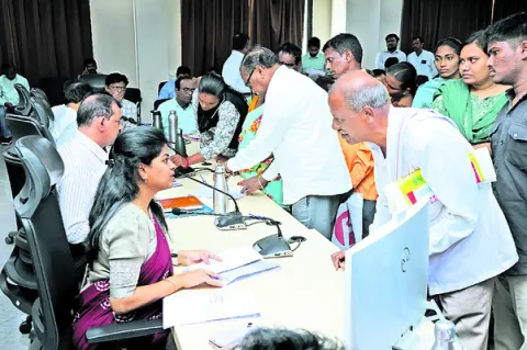 సమస్యలు సత్వరమే పరిష్కరించండి