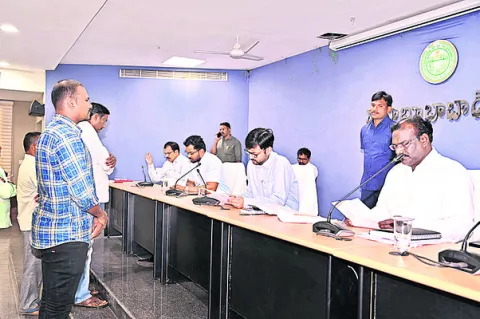 సత్వరమే దరఖాస్తులు పరిష్కరించాలి