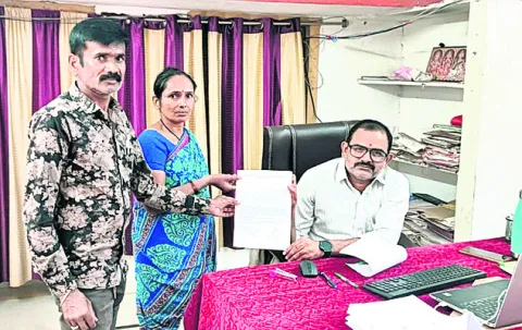 కుల బహిష్కరణ చేసిన వారిపై చర్యలు తీసుకోవాలి