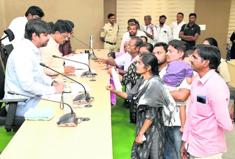 దరఖాస్తులు పరిష్కరించాలి