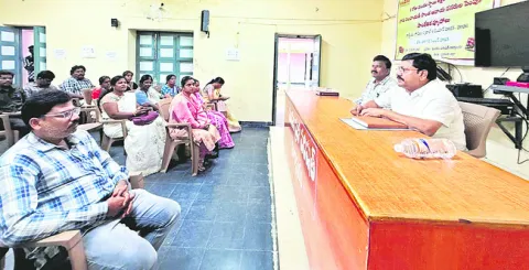 నూరుశాతం ఉత్తీర్ణత సాధించాలి 