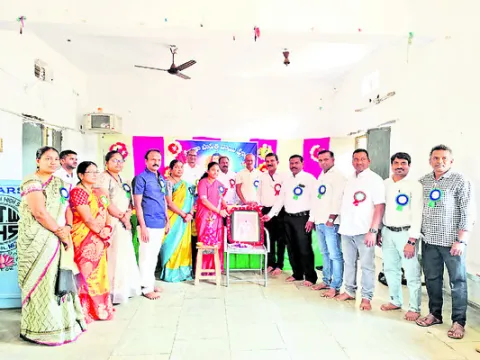 సావిత్రిబాయి పూలే జీవితం ఆదర్శం