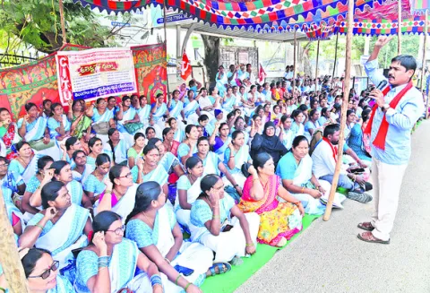 కలెక్టరేట్‌ ఎదుట ఆశ వర్కర్ల ధర్నా