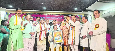 రాజయ్యకు విశిష్ట సాహితీ సేవ పురస్కారం