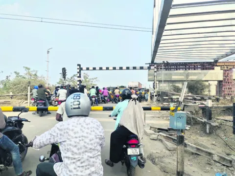 మొరాయించిన  మాధవనగర్‌ రైల్వేగేటు  