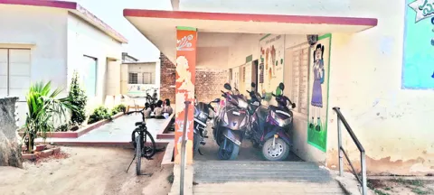 బైక్‌లకు వరండా.. బుడతలకు ఎండ 