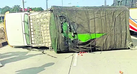 మిట్టపల్లెలో బొలెరో బోల్తా 
