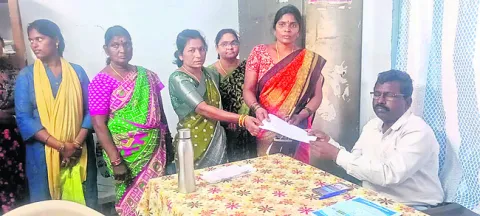 సీ్త్రనిధి నగదు గోల్‌మాల్‌పై ఫిర్యాదు 