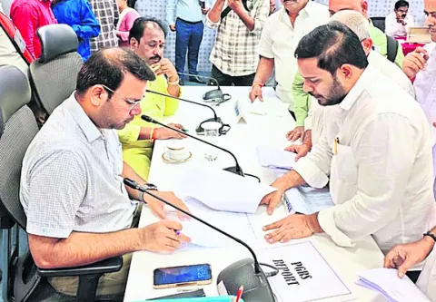 పార్కింగ్‌ ఫీజులు నియంత్రించండి