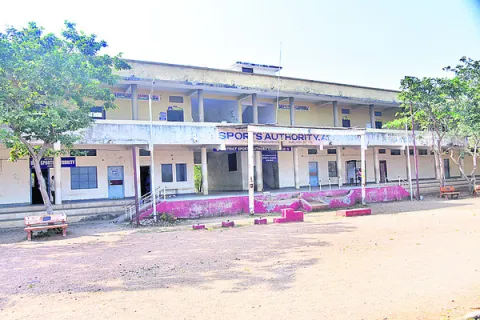 కోచ్‌లు లేని క్రీ‘డల్‌’!