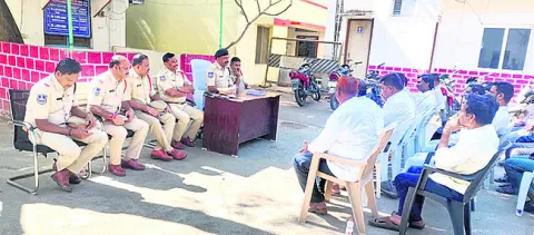 ప్రైవేట్‌ ట్రావెల్స్‌లో  గూడ్స్‌ తరలించొద్దు