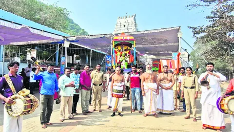 ఆంజనేయ వాహనంపై ఆపద్బాంధవుడు
