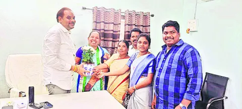 చిన్నశ్రీనును కలిసిన అనంతగిరి ఎంపీపీ మిథుల 