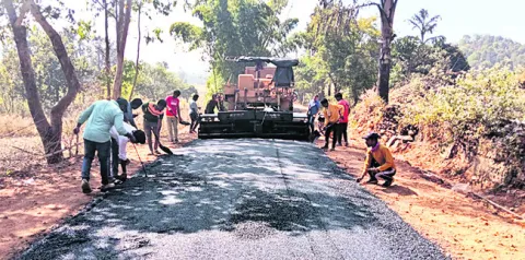 రోడ్ల నిర్మాణంలో నాణ్యతకు ప్రాధాన్యం 
