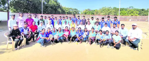 బ్యాడ్మింటన్‌ పోటీల్లో పతకాలు సాధించాలి