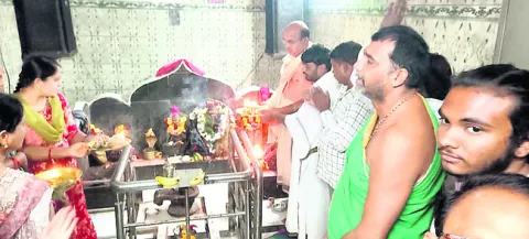 వినాయకుడికి  ఘనంగా పూజలు
