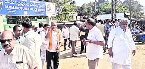 ఆంజనేయస్వామి విగ్రహం ధ్వంసంపై ఫిర్యాదు