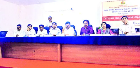 అధికారులపై ఎమ్మెల్యే విసుర్లు 