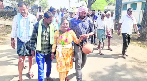 తాతకు తలకొరివి పెట్టిన మనుమరాలు