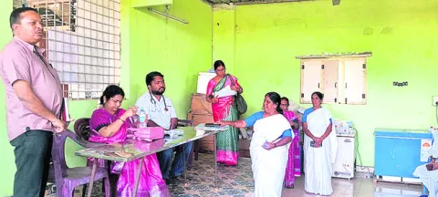 పీహెచ్‌సీలో డీఎంహెచ్‌వో తనిఖీ
