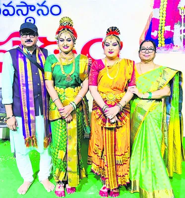 తండ్రిబాటలోనే కుమార్తెలు 
