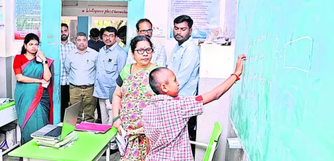 విద్యార్థులు ఆంగ్లంపై పట్టు సాధించాలి