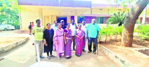 ఆర్డీఓ కార్యాలయ ఫర్నిచర్‌ జప్తు చేయండి