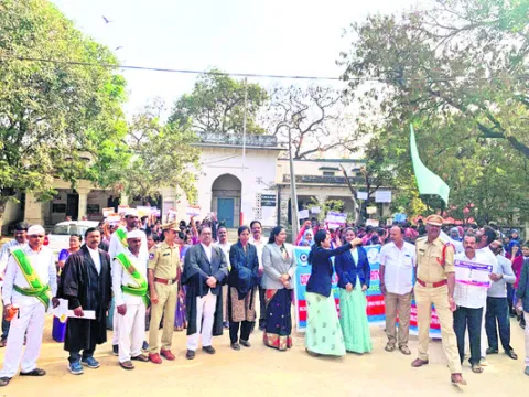 రోడ్డు భద్రతపై అవగాహన ఉండాలి
