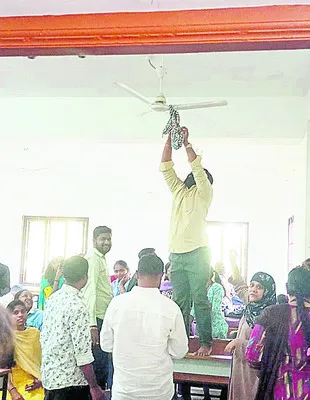 లా ఇంటర్నల్స్‌ బైకాట్‌ 