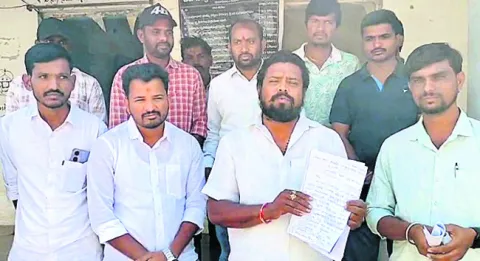 ఆమెకు ఎస్టీ సర్టిఫికెట్‌ ఎలా ఇచ్చారు..