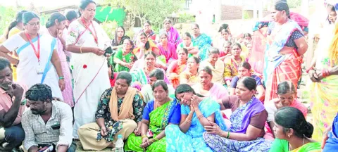 యువతి ఆత్మహత్య ఘటనపై రాస్తారోకో