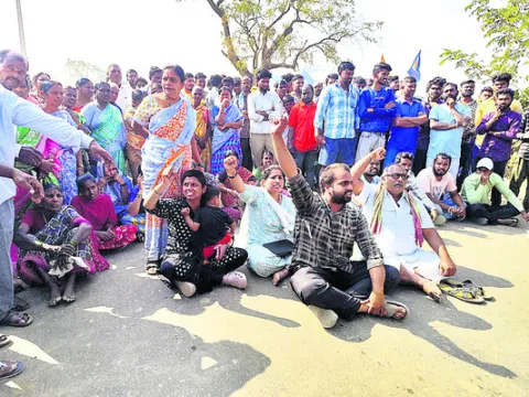 నోటీసులు ఇవ్వకుండా కూల్చుతారా? 