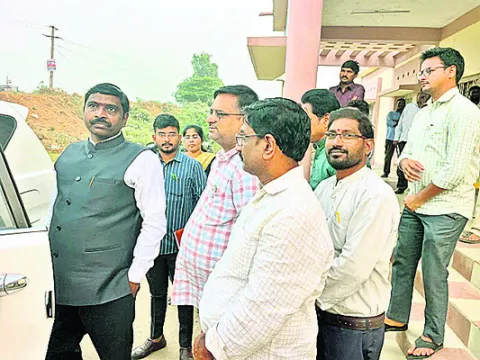 సచివాలయాల్లో వీఆర్‌ఓల చాంబర్‌ తప్పనిసరి