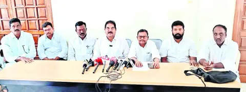 ప్రజలను డైవర్షన్‌ చేయడానికి బీటెక్‌ రవి తంటాలు