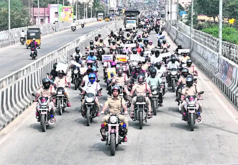 హెల్మెట్‌ ధారణతో ప్రాణాలు కాపాడుకుందాం