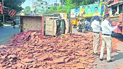 రెండు కిలోమీటర్ల ట్రాఫిక్‌ జామ్‌