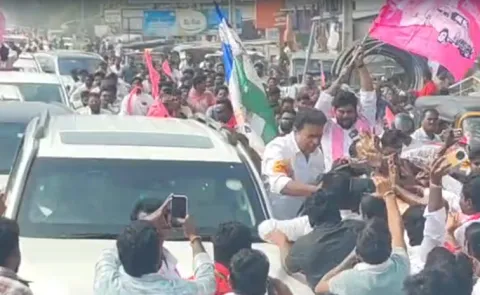 Khammam District: Ysrcp Flags At Ktr Roadshow