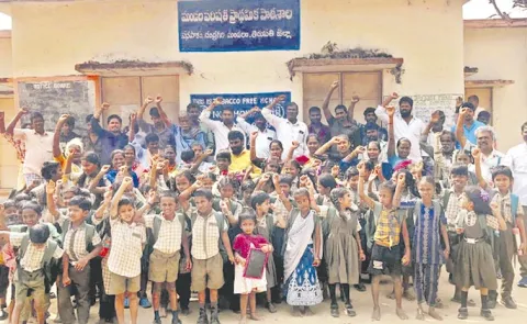Parents of students protest at Model School: Andhra Pradesh