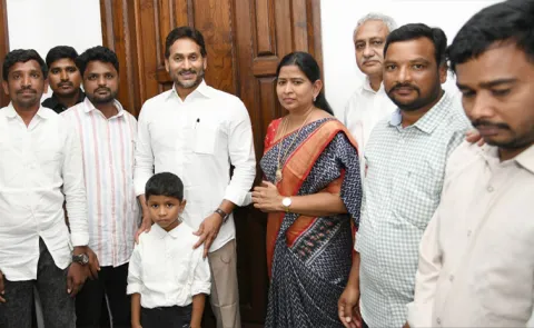 Nallejerla Victims Meet YS Jagan At Tadepalli