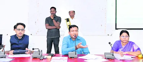 పెండింగ్‌ దరఖాస్తులపై అలసత్వం వద్దు