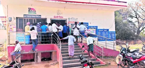 యూరియా కోసం తప్పని తిప్పలు