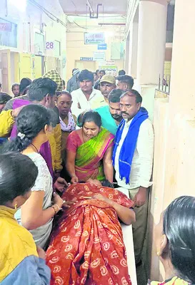 బండ బూతులు.. భౌతికదాడులు