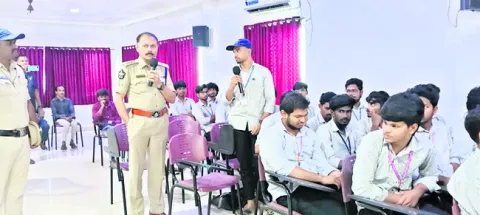 సైబర్‌ నేరాలపై అప్రమత్తంగా ఉండాలి 