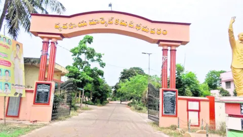 మార్కెట్‌ యార్డులోనే కలెక్టరేట్‌ 