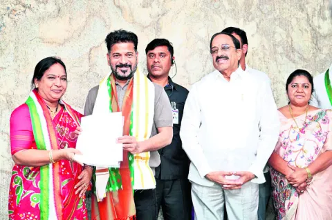 సీఎంను కలిసిన మేయర్‌, కార్పొరేటర్లు