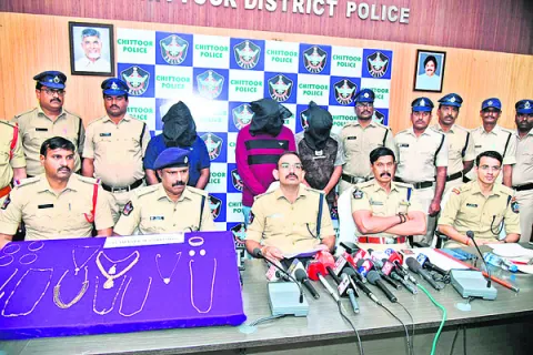 కారుకు లాయర్‌ స్టిక్కర్లు.. చేసేది దొంగతనాలు! 