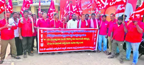 హమాలీ కార్మికులకు ఉపాధి కల్పించాలి 
